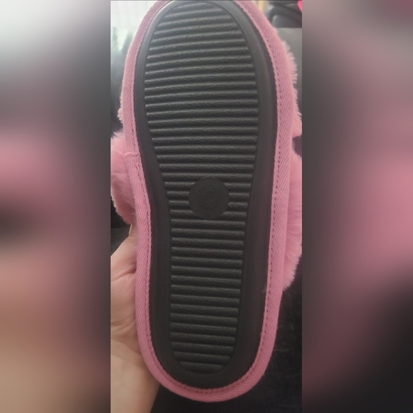 VS PINK NWOT SIZE MEDIUM X CROSS Cozy Pink Fuzzy Slippers - Picture 3 of 3